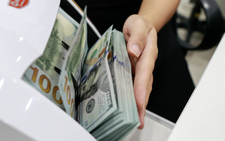 Giá USD tại Việt Nam bất ngờ giảm mạnh