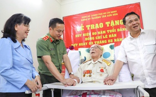 Giám đốc Công an TPHCM trao Huy hiệu Đảng cho đại tá Lê Hãn