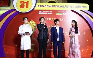 Trao giải Mai Vàng lần thứ 31: Đoàn làm phim "Mưa đỏ" đến sớm, hào hứng giao lưu với fan