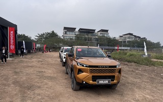 Hilux mới mở màn 2026, thị trường xe bán tải sắp đổi ngôi?