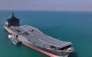 Iran tung tàu sân bay ra eo biển Hormuz, chuẩn bị đòn "chắc chắn đánh trúng"