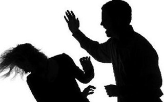 Chồng bị phạt 7,5 triệu đồng vì đánh vợ