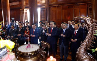 Tổng Bí thư Tô Lâm dâng hương tưởng niệm 
Chủ tịch Hồ Chí Minh tại Nghệ An