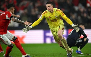 Thủ môn Benfica ghi bàn thắng lịch sử vào lưới Real Madrid là ai?