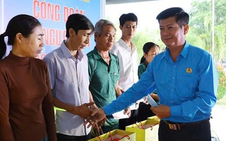 Hàng ngàn công nhân ở Tây Ninh xúc động khi nhận quà và vé xe về quê đón Tết