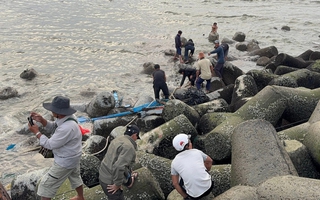 Tàu chìm khi vào cửa cảng, ngư dân 16 tuổi mất tích