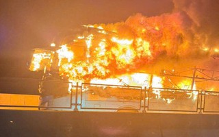 Xe giường nằm bốc cháy dữ dội trên cao tốc, một hành khách tử vong