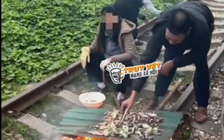 Lập biên bản một gia đình nướng đồ ăn trên đường ray tàu hoả