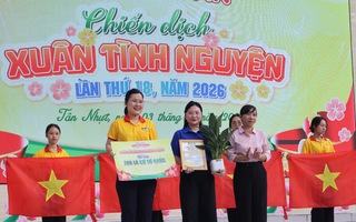 Báo Người Lao Động trao tặng 200 lá cờ Tổ quốc tại xã Tân Nhựt, TPHCM