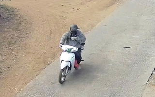 Chủ tiệm vàng kể khoảnh khắc kẻ cướp giật vàng trong chớp mắt