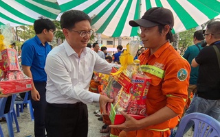 Lãnh đạo TPHCM tặng quà Tết cho người lao động khó khăn ở phường An Đông