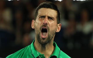 Djokovic ngược dòng hạ Sinner, chờ tranh tài với Alcaraz ở trận hạ màn Úc mở rộng