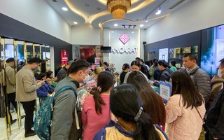 Người dân xếp hàng dài mua bạc, nhiều cửa hàng thông báo hết hàng