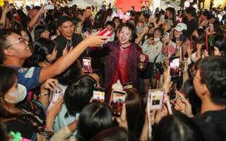 Khoảnh khắc nghệ sĩ chung vui trong vòng tay người hâm mộ tại Lễ trao giải Mai Vàng 