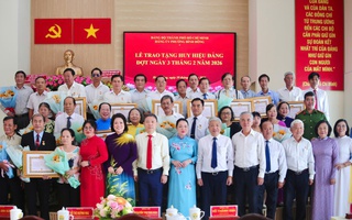 TPHCM: Trao Huy hiệu Đảng cho 29 đảng viên phường Bình Đông