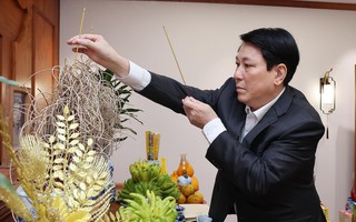 Chủ tịch nước thắp hương tưởng nhớ cố Tổng Bí thư Nguyễn Phú Trọng, thăm hỏi Phu nhân Ngô Thị Mận