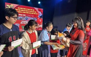 Ca sĩ Bích Thủy, Hạ Châu trao học bổng Bắc Sơn trong niềm hạnh phúc nhớ đến cha