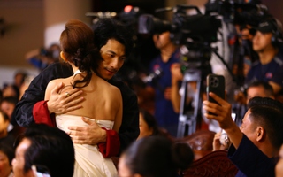 Liên Bỉnh Phát ôm chầm Ngọc Kayla khi thắng Giải Mai Vàng 2025