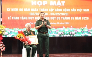 TPHCM: Trao Huy hiệu Đảng cho 36 đảng viên phường Phú Nhuận