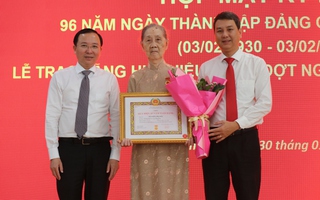 Trao huy hiệu Đảng cho 52 đảng viên phường Tăng Nhơn Phú