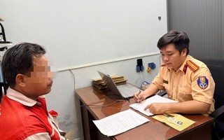 Lập biên bản xử phạt tài xế xe bồn xả "bậy" khi đang chạy trên đường