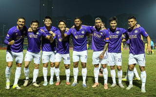 Đỗ Hùng Dũng dính thẻ đỏ, Hà Nội FC vẫn thắng dễ