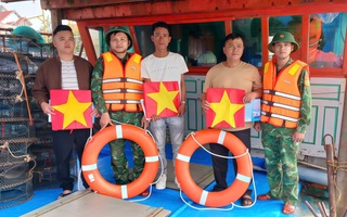 Báo Người Lao Động trao 300 lá cờ Tổ quốc, tiếp sức ngư dân Quảng Trị vươn khơi