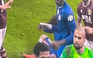 Cận cảnh cầu thủ West Ham “bóp cổ” đối thủ phía Chelsea