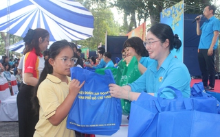 Hàng trăm thiếu nhi vui đón Tết sớm