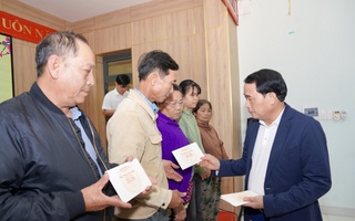 Thứ trưởng Bộ Công an Lê Quốc Hùng trao 400 suất quà cho người dân Huế