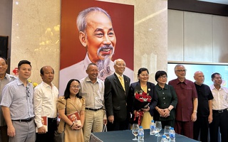 Ra mắt truyện ký "Người đi muôn trùng non nước"