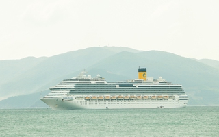 Hình ảnh tàu biển du lịch đầu tiên của năm 2026 đưa 2.800 khách châu Âu đến Nha Trang