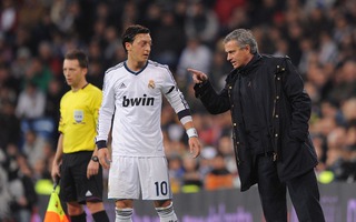 Những lần HLV Mourinho làm Ronaldo, Ozil, Salah "tổn thương"