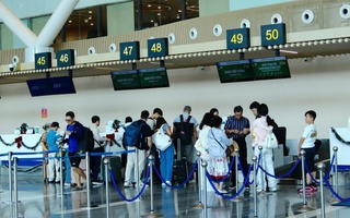 Người dân ùn ùn trở lại TPHCM, sân bay Tân Sơn Nhất đón khách kỷ lục