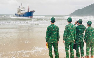 Một chiếc tàu vỏ sắt không bóng người, trôi dạt trên biển Quảng Ngãi