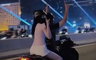 Đôi nam nữ chạy SH chỉ 2 tay lên trời trên cầu Ba Son