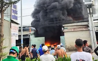 Ba đơn vị phối hợp dập đám cháy uy hiếp nhiều nhà dân ở TPHCM 