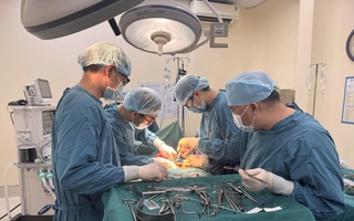 Người đàn ông nhập viện trong tình trạng tiểu ra máu tươi kéo dài