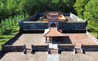 Rõ lý do người tài trợ dựng "ngôi nhà rường" và cổng chào "lạ" ở lăng vua Thiệu Trị