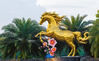 Linh vật ngựa vàng Tết Bính Ngọ đầu tiên tại sân bay Đà Nẵng