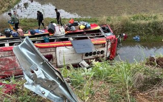 Vụ lật xe khách khiến 11 người bị thương: Tài xế buồn ngủ