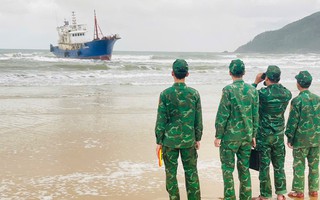 Nhiều bất thường trên "tàu ma" bị mắc cạn ở Quảng Ngãi