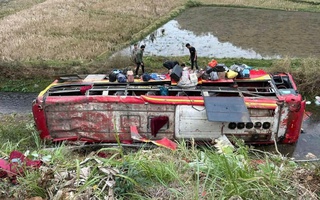 Lật xe khách trên quốc lộ, 11 người bị thương