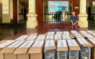 Cảnh sát bắt xe ô tô chở hàng cấm với số lượng lớn