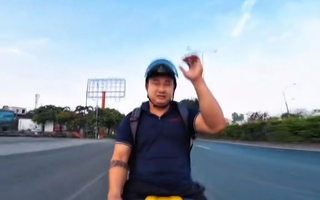 TPHCM: Nam thanh niên chạy xe máy buông 2 tay rồi tự quay lên mạng xã hội