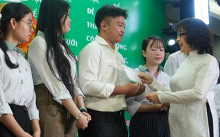 Trường ĐH Đông Á dành hơn 1,7 tỉ đồng hỗ trợ sinh viên và người dân vùng lũ