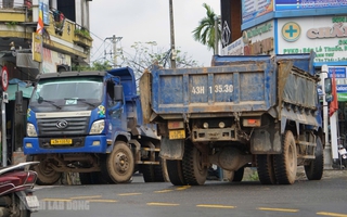 Đà Nẵng: Phường cho tập kết tạm, đường dân sinh "oằn mình" gánh xe quá tải