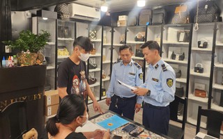 Phát hiện hàng trăm túi xách giả thương hiệu nổi tiếng bày bán ở Hội An