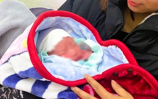 Bé gái sơ sinh bị bỏ rơi, cơ thể tím tái trong giá rét