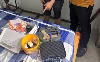 Công an 2 phường ở TPHCM phối hợp bắt giữ đối tượng cất giấu 4 khẩu súng cùng hàng trăm viên đạn